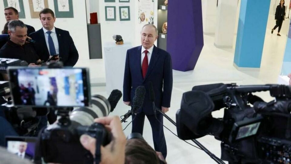 Trump and Putin hold phone call but Kremlin refuses Ukraine ceasefire