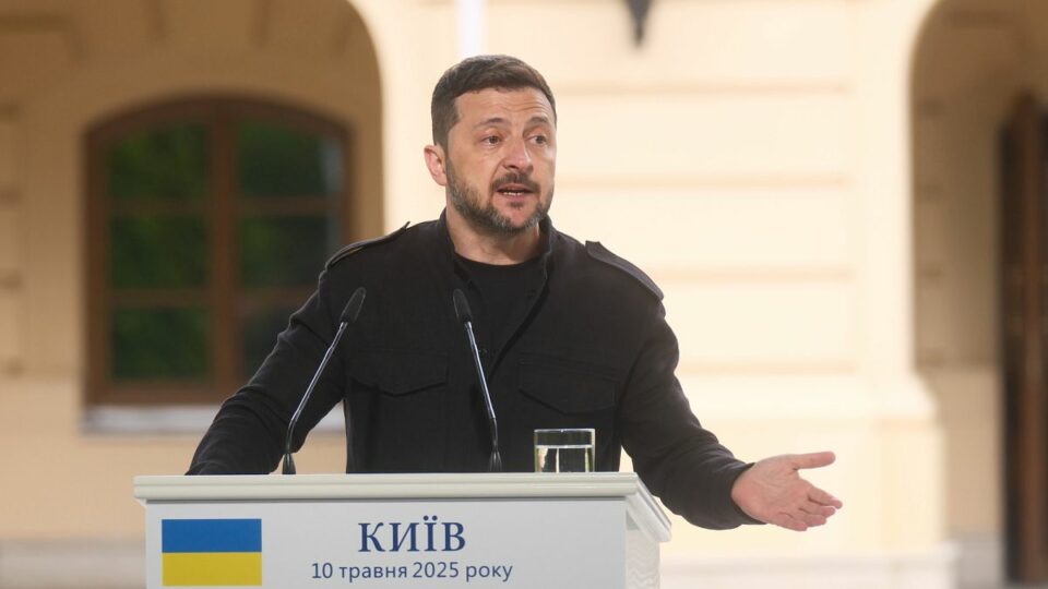 Zelenskyy says he will wait in Turkey for face-to-face talks with Putin – video